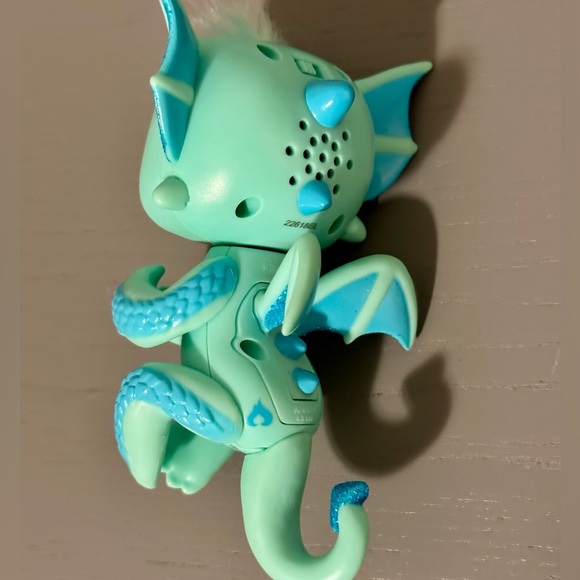 Fingerling | Blue baby dragon | Kaylin | WowWee brand - Picture 3 of 3
